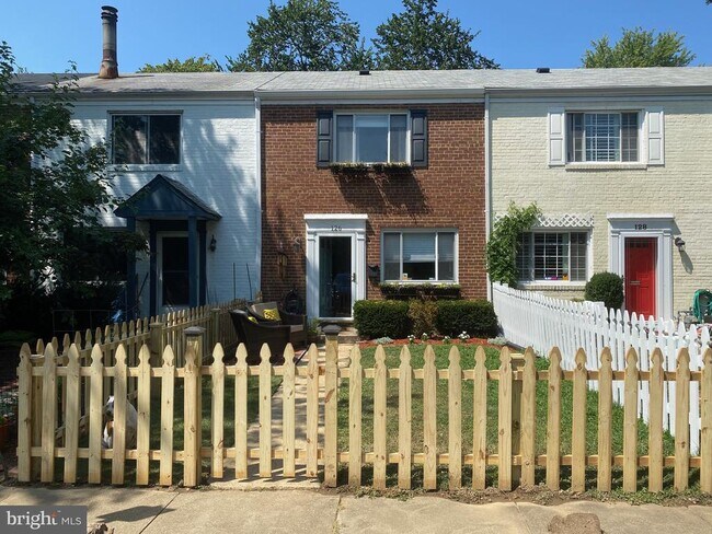 126 E Rosemont Ave in Alexandria, VA - Building Photo - Building Photo