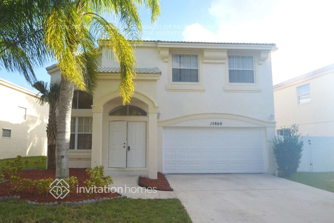 15860 NW 14th Rd in Pembroke Pines, FL - Foto de edificio