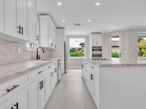 12427 SW 121st Ave in Miami, FL - Foto de edificio - Building Photo