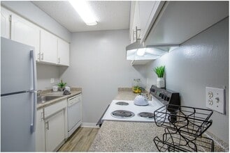 Riverglen by the River in Sacramento, CA - Foto de edificio - Building Photo