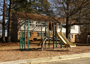 Brookwood Apartments in Roxboro, NC - Foto de edificio - Building Photo