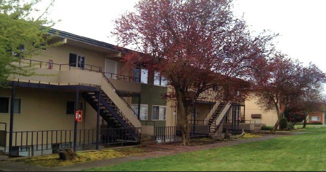 Vista Rainier Apartments in Tacoma, WA - Building Photo - Building Photo