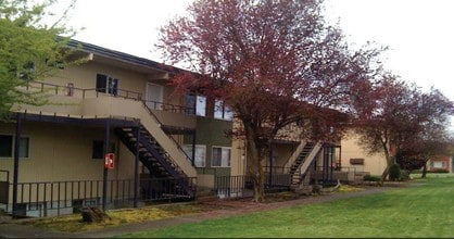 Vista Rainier Apartments in Tacoma, WA - Foto de edificio - Building Photo
