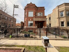 2414 N Spaulding Ave in Chicago, IL - Building Photo