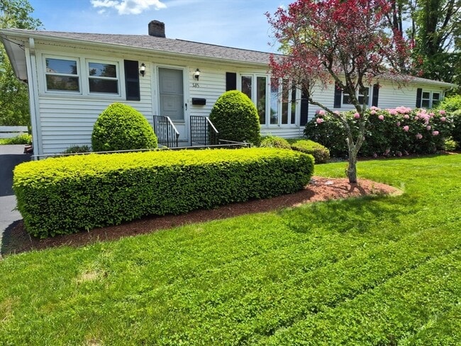 585 Burncoat St in Worcester, MA - Building Photo - Building Photo