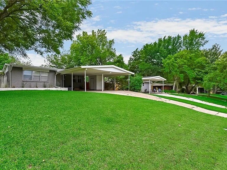 2124 Forest Oaks Dr in Dallas, TX - Building Photo