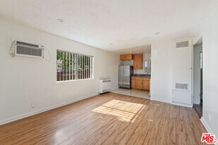 1857 W 24th St in Los Angeles, CA - Building Photo