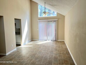 8160 San Jose Manor Dr E in Jacksonville, FL - Building Photo - Building Photo