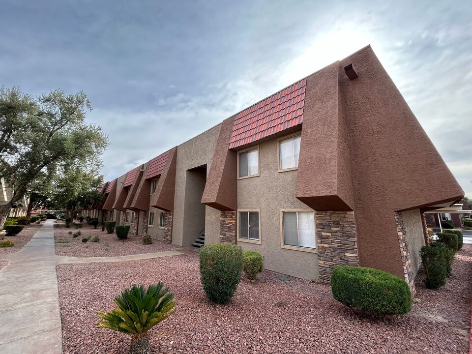 5422 River Glen Dr in Las Vegas, NV - Building Photo