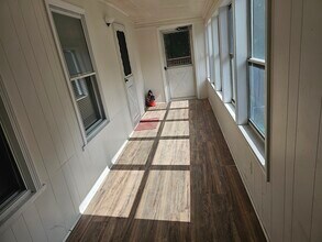 107 Clark St, Unit 1 in Clinton, MA - Foto de edificio - Building Photo