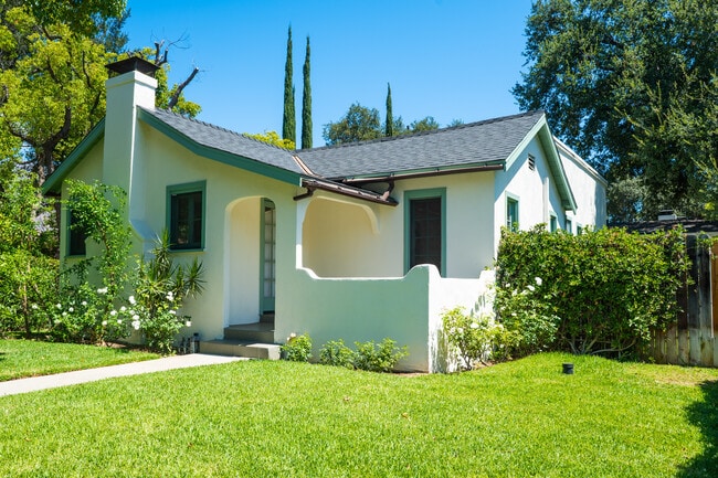 1726 N Los Robles Ave in Pasadena, CA - Foto de edificio - Building Photo