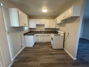 10230 S White Rock Rd in Rancho Cordova, CA - Foto de edificio - Building Photo