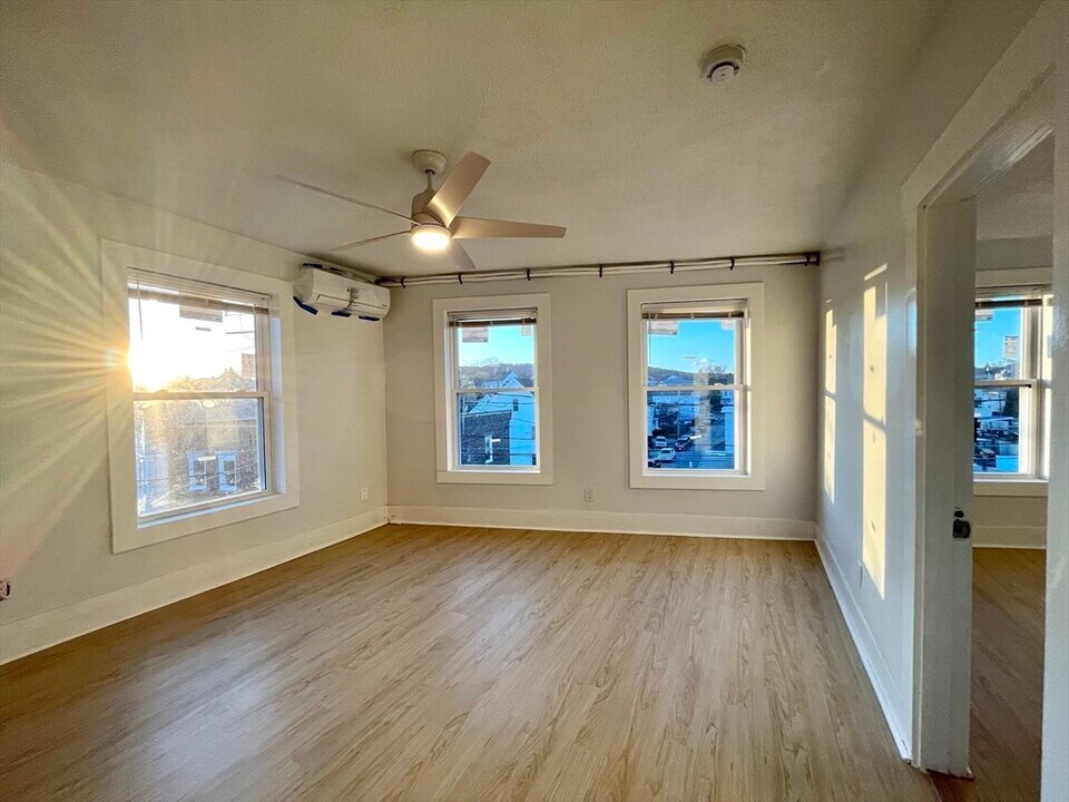 122 Felton St in Waltham, MA - Building Photo