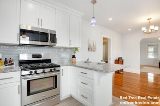 29 Strathmore Rd, Unit 2 in Medford, MA - Building Photo - Building Photo