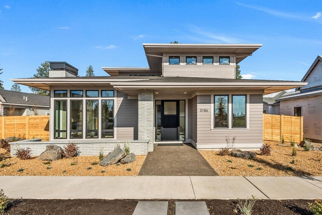 3186 NW Strickland Wy in Bend, OR - Building Photo