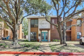 Lakeland Apartments in Lewisville, TX - Foto de edificio - Building Photo
