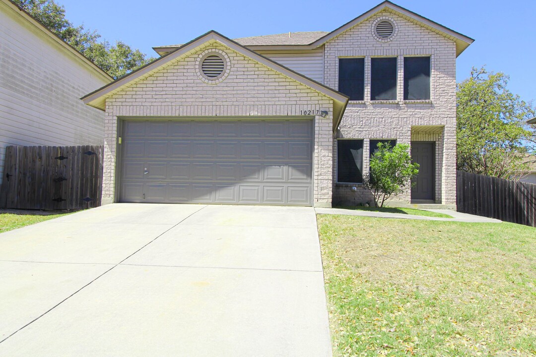10217 Sandbrook Hill in San Antonio, TX - Building Photo