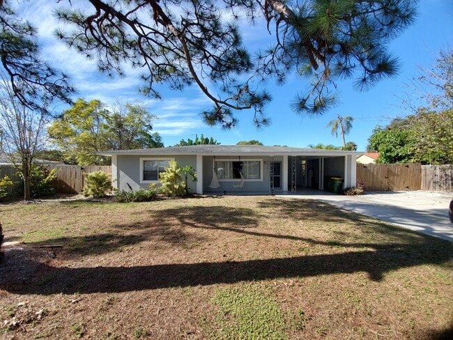 5015 Eastchester Dr in Sarasota, FL - Building Photo - Building Photo