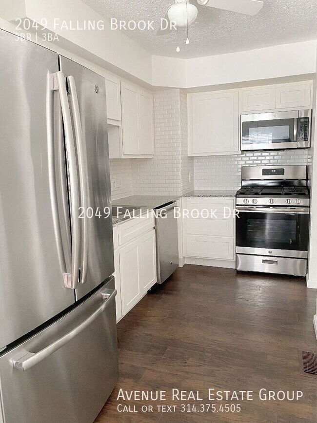 2049 Falling Brook Dr in Maryland Heights, MO - Building Photo - Building Photo