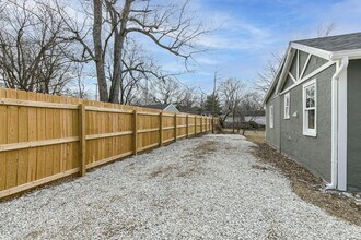 1500 E Lindberg St in Springfield, MO - Foto de edificio - Building Photo