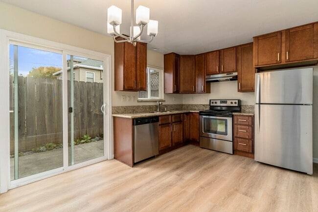 1072 Park Ave in Alameda, CA - Building Photo - Building Photo