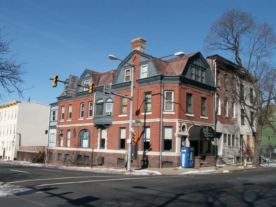 102 N 4th St in Reading, PA - Building Photo