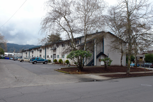 Central Chalet Apartments in Portland, OR - Foto de edificio - Building Photo