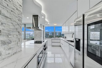 18041 Biscayne Blvd, Unit 1802 in Aventura, FL - Foto de edificio - Building Photo