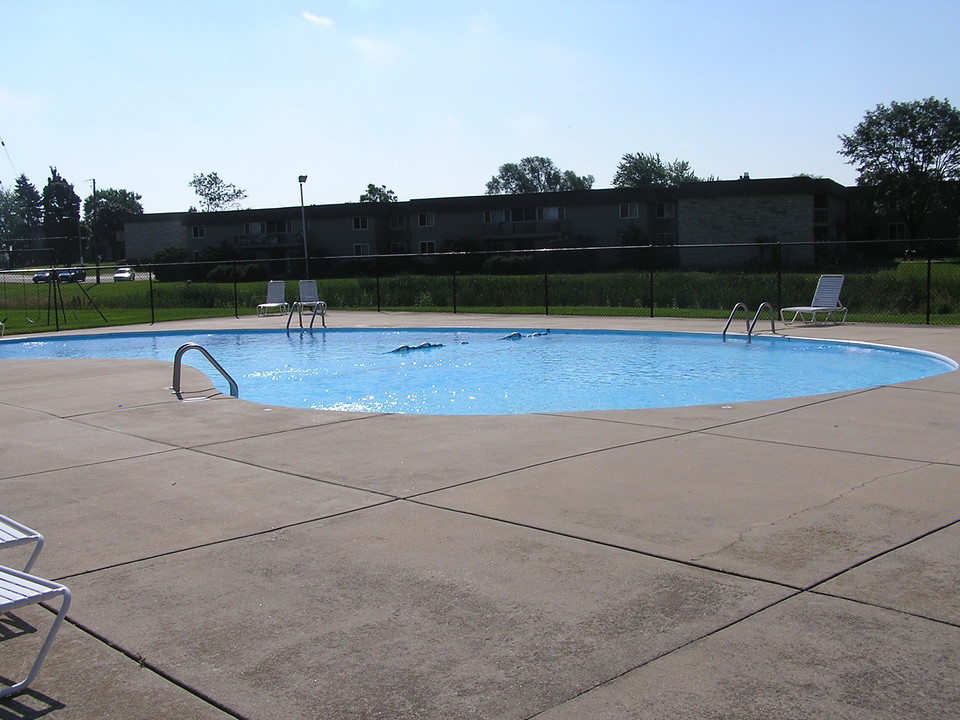 Apartment Homes of Wildwood Preserve in Oak Creek, WI - Foto de edificio