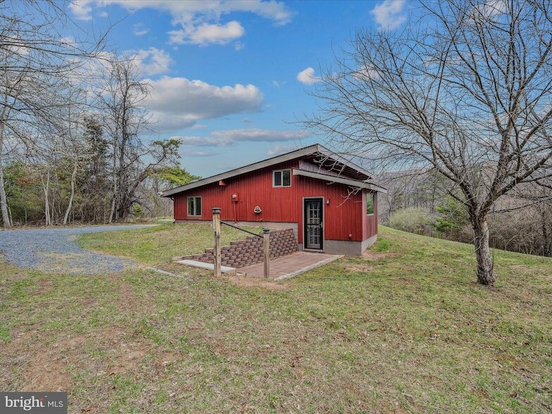 2295 Mountain Run Rd, Unit E7 in Berkeley Springs, WV - Building Photo