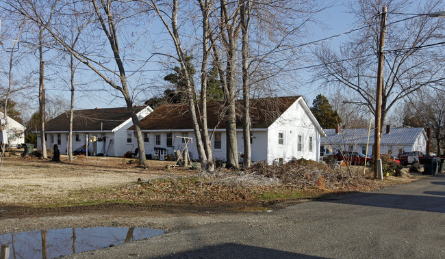 1671 Anne St in Hampton, VA - Foto de edificio - Building Photo