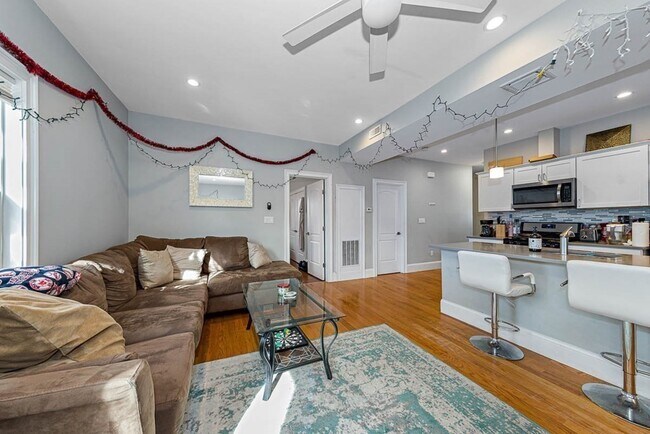 195 E Cottage St, Unit 2 in Boston, MA - Foto de edificio - Building Photo