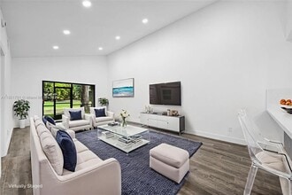 453 Lakeview Dr in Weston, FL - Building Photo - Building Photo