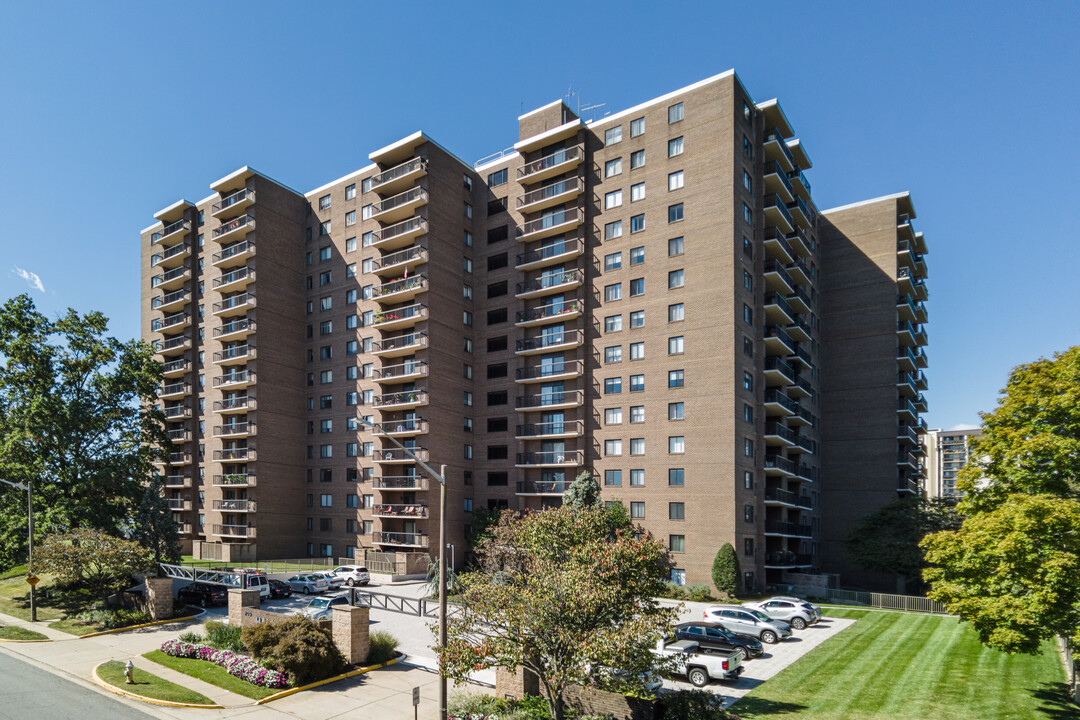 Hallmark Condominium in Alexandria, VA - Building Photo