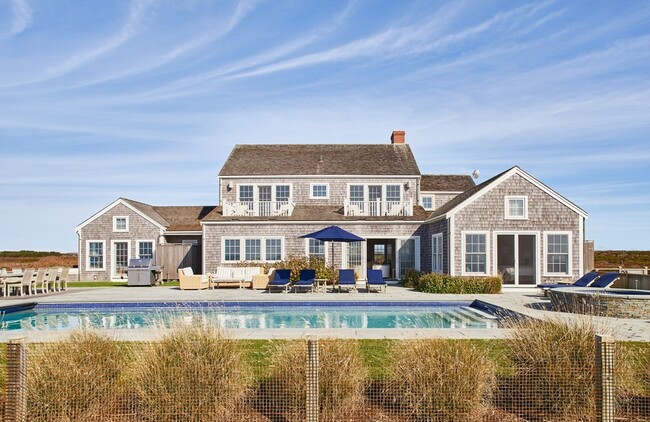 30 Madequecham Valley Rd in Nantucket, MA - Foto de edificio - Building Photo