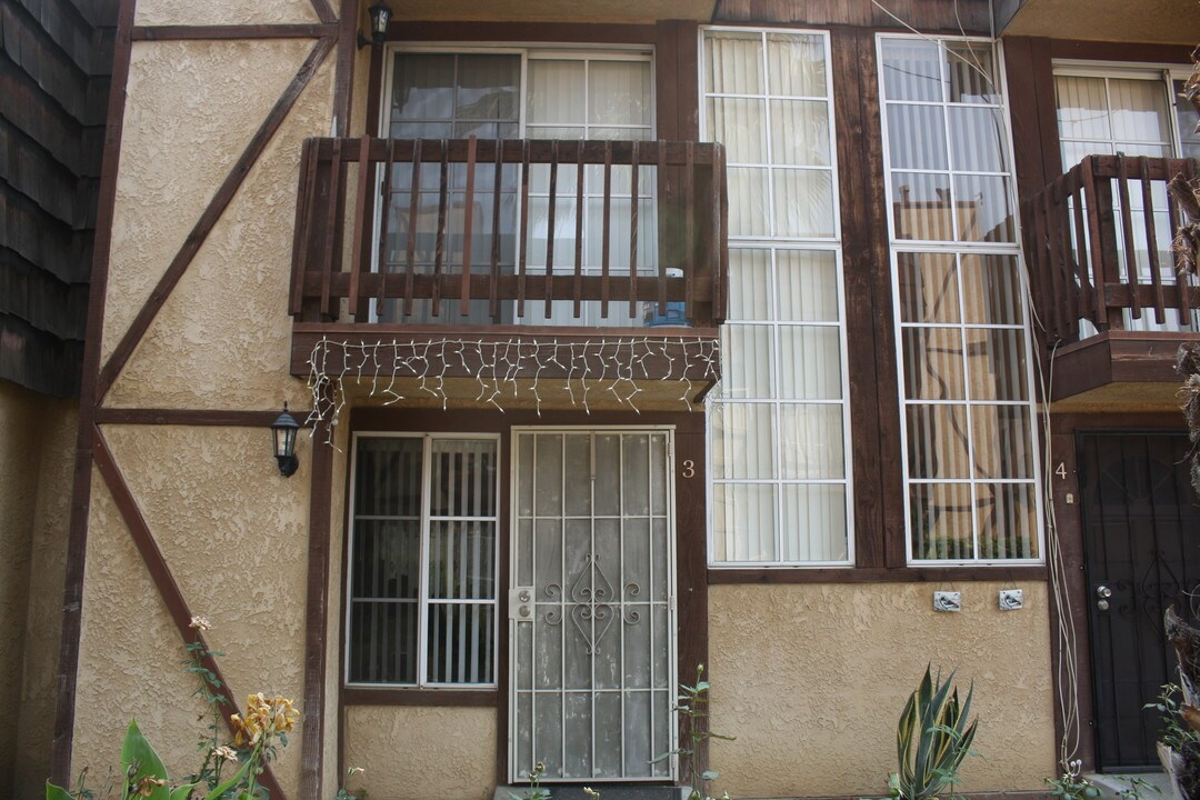 13822 Vanowen St in Los Angeles, CA - Foto de edificio