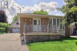 28 Collins Crescent in Aurora, ON - Building Photo