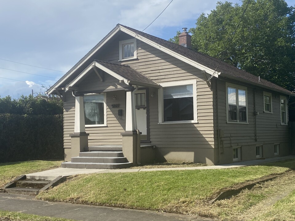 5327 N Bowdoin St in Portland, OR - Building Photo