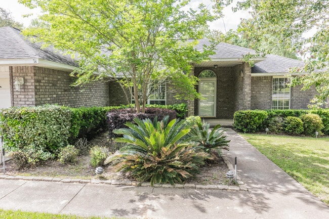 211 Foxchase Way in Crestview, FL - Building Photo - Building Photo