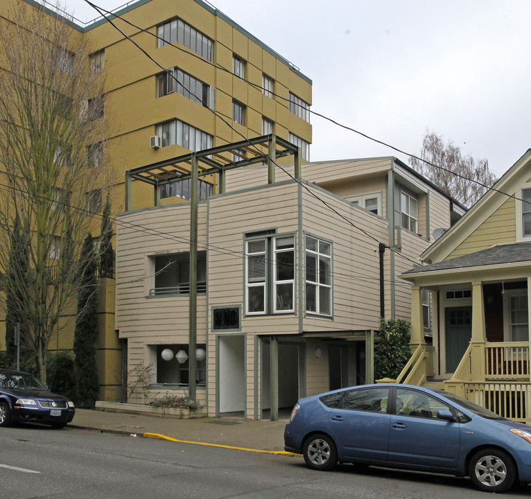 2173 NW Everett St in Portland, OR - Building Photo