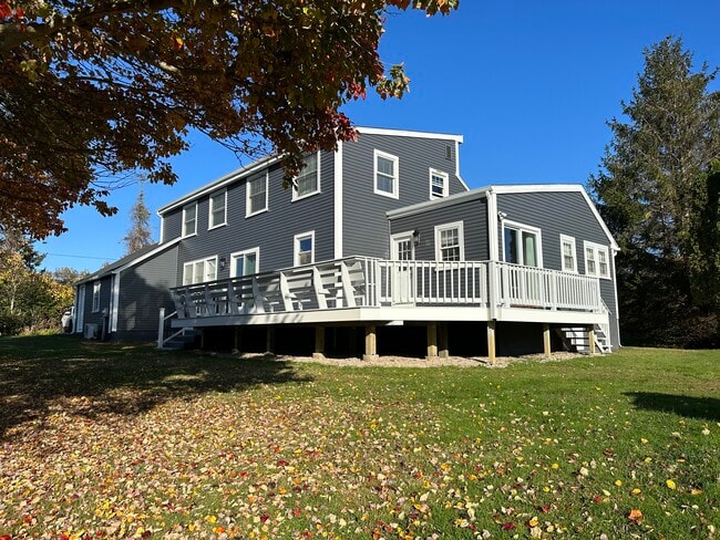 64 Houston Ave in Narragansett, RI - Foto de edificio - Building Photo