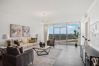 121 N Post Oak Ln in Houston, TX - Building Photo - Building Photo