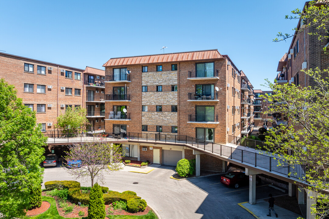 Oak Field West in Chicago, IL - Building Photo