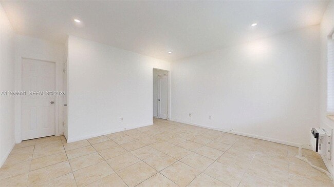2499 SW 27th St in Miami, FL - Foto de edificio - Building Photo