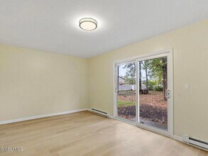 19 Harvest Way, Unit B in Waterford, NY - Foto de edificio - Building Photo