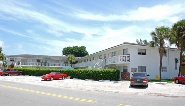 Deerfield Arms in Deerfield Beach, FL - Building Photo - Building Photo