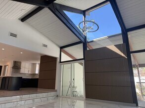 6910 Laramie Ave in Winnetka, CA - Foto de edificio - Building Photo