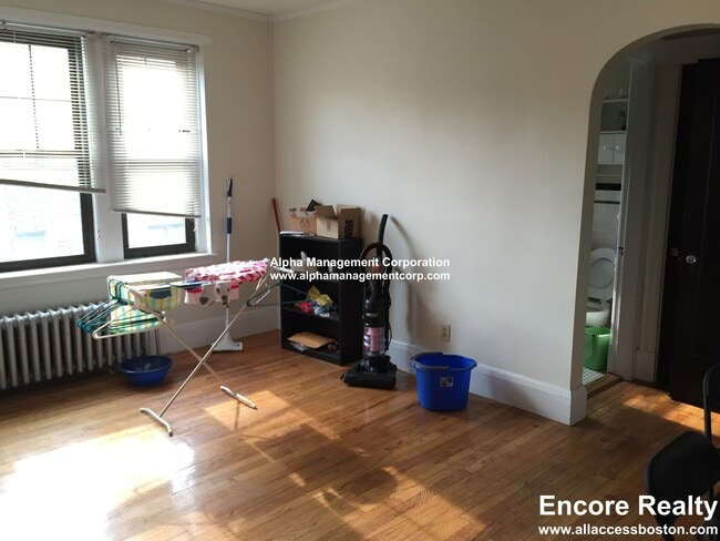 349 Pleasant St, Unit B2-6 in Malden, MA - Foto de edificio - Building Photo