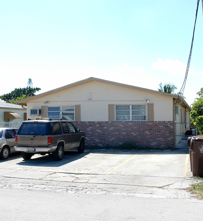 2440 Hayes St in Hollywood, FL - Building Photo - Building Photo