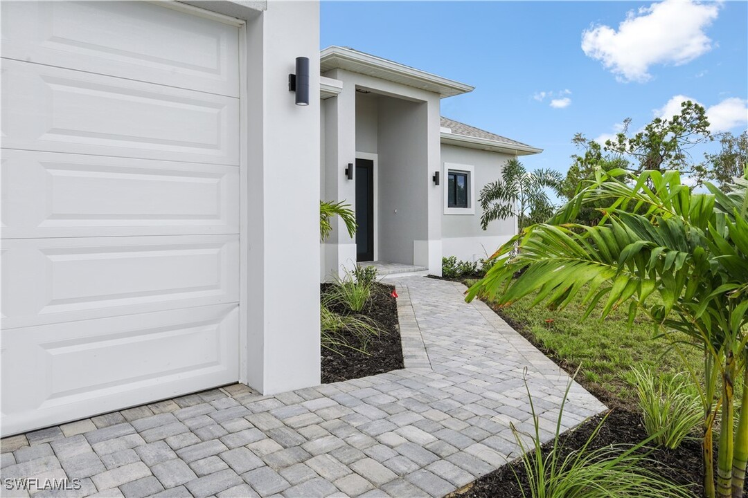 2751 NW 42nd Pl in Cape Coral, FL - Building Photo